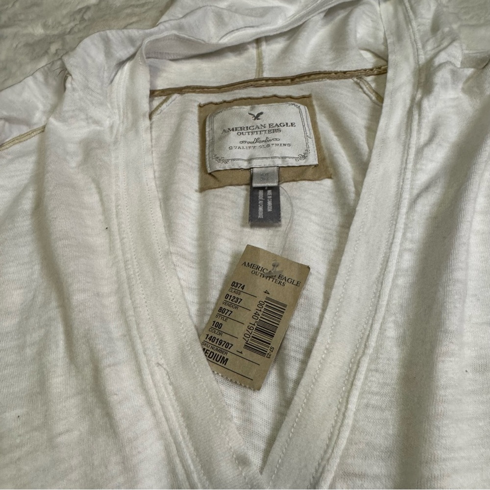 American Eagle White with a Beige Trim Hoodie Size Medium V Neck Long Sleeve NWT - Picture 11 of 11